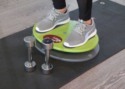 Koordinatives Krafttraining zur Ganzkörperstabilität – Fit Disc Übungen mit Kurzhanteln