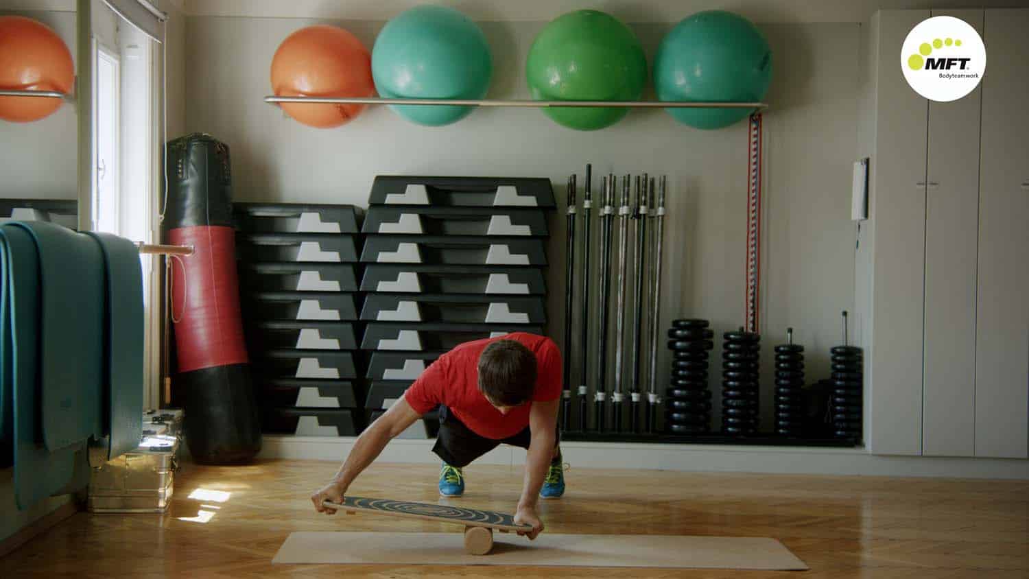 MFT Indoor Board Übung 707a: Liegestütze Variante 1