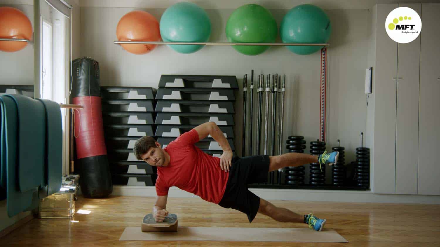 MFT Indoor Board Übung 712a: Sideplank mit Beinheben