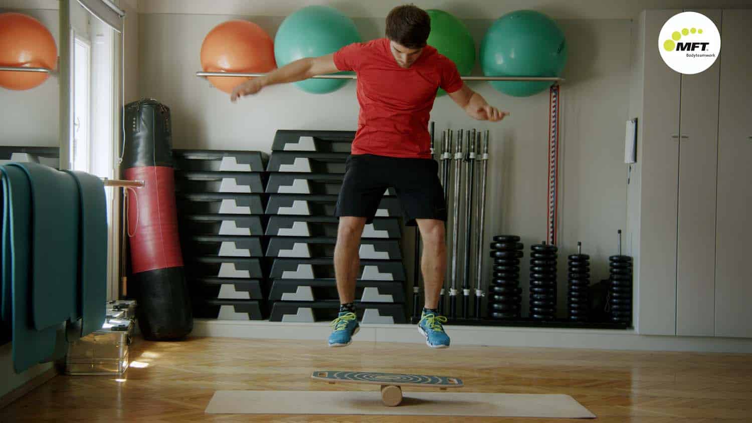 MFT Indoor Board Übung 715: Kniesprünge
