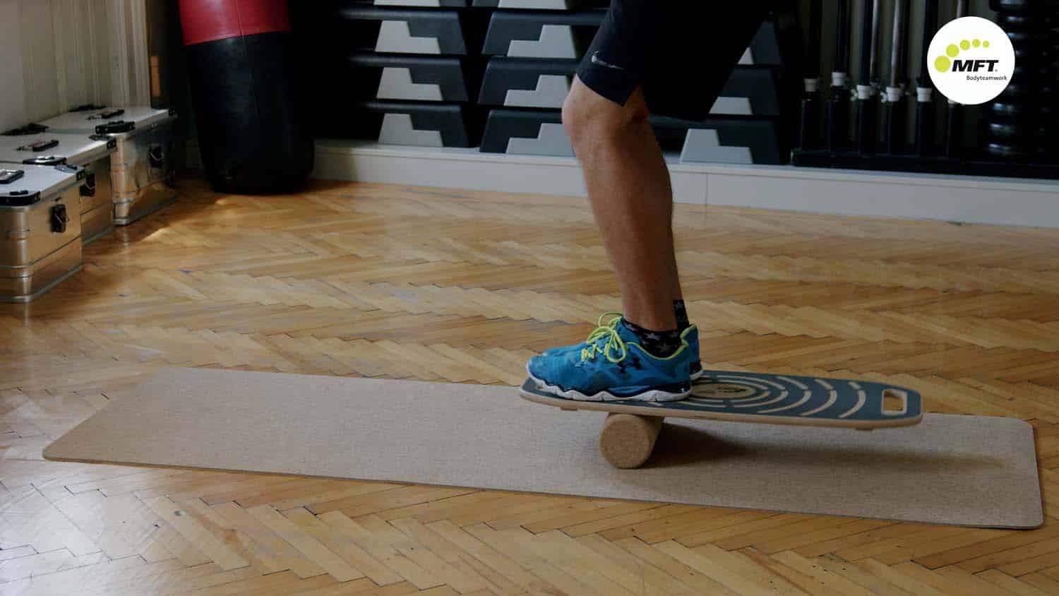 MFT Indoor Board Übung 719: Knie Dip